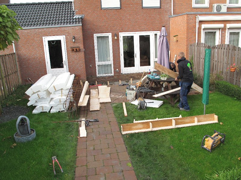 2010_10_21 003.JPG - lekker rommeltje in de tuin